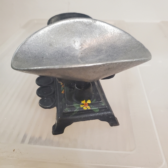 Vintage Cast Iron weight scale in working condition - Picture 7 of 11
